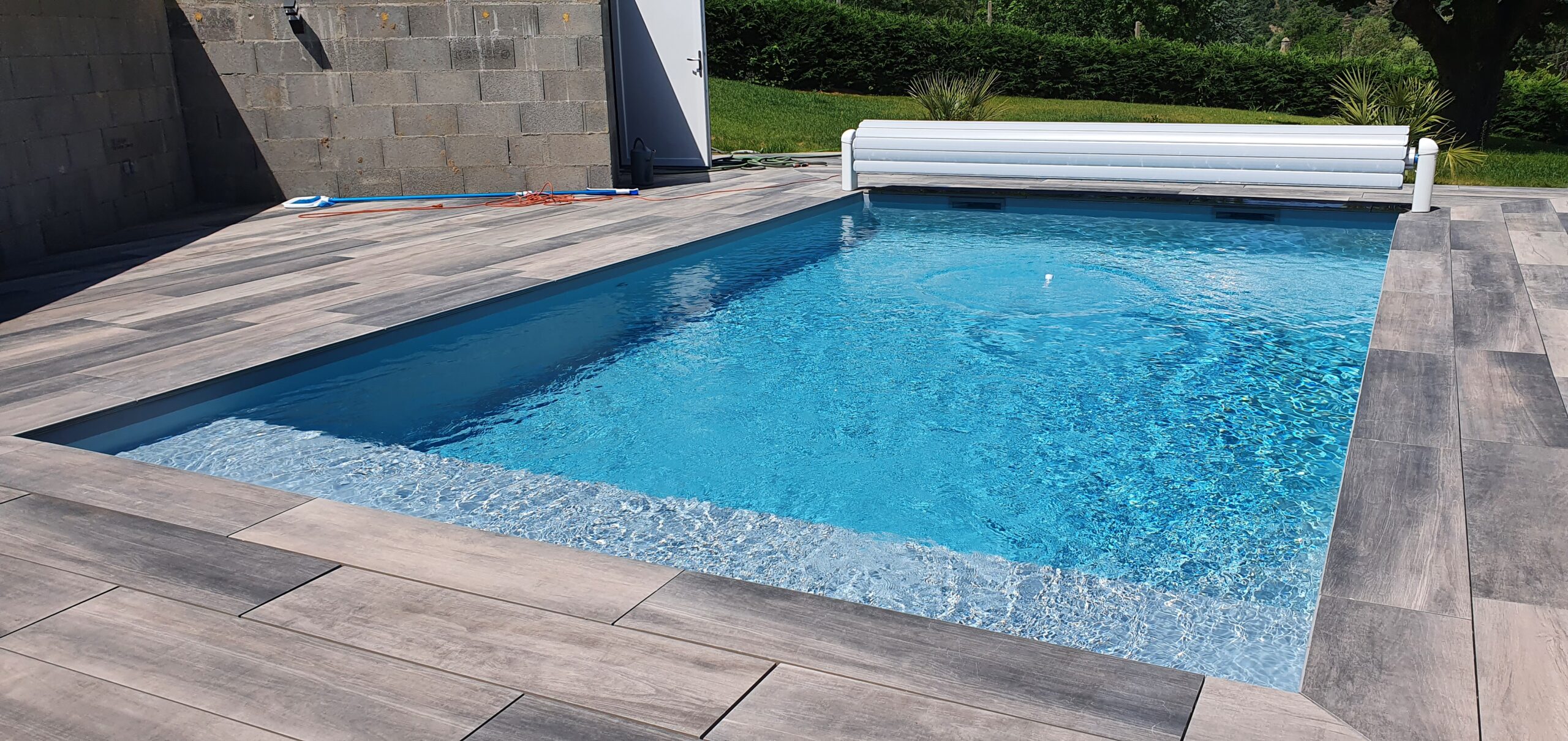 Piscine 7 × 4 m avec terrasse bois — Delolme Piscine