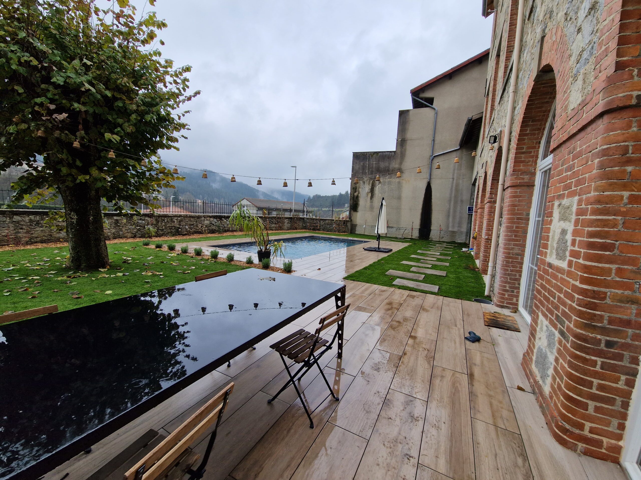 Piscine 8,5 × 4 m – Volet immergé – Couverture automatique volet immergé intégré au bassin