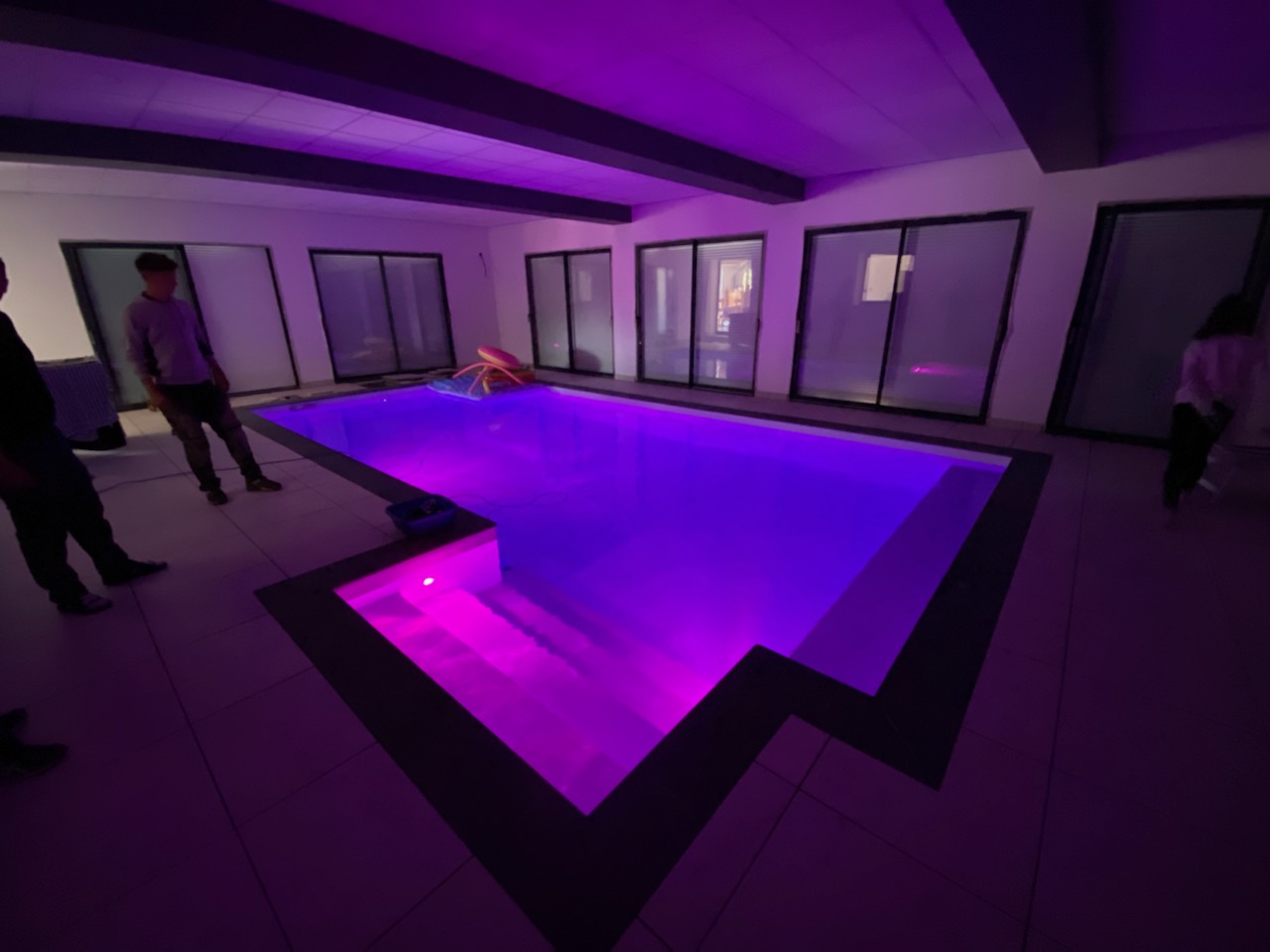 Piscine intérieure 8 × 4 m – Escalier déporté